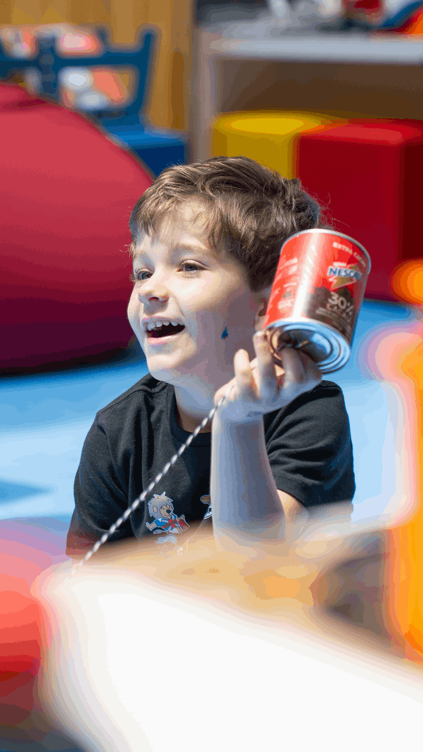 Nossas oficinas, com duas horas de duração, são conduzidas por monitores experientes em um ambiente totalmente seguro e divertido. E, para deixar o clima do evento ainda mais mágico, contamos com a participação especial de Paulo Netho, contador de histórias e escritor, responsável por fazer a garotada embarcar em aventuras fantásticas durante as oficinas de criação.