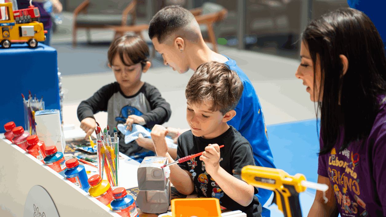 Nossas oficinas, com duas horas de duração, são conduzidas por monitores experientes em um ambiente totalmente seguro e divertido. E, para deixar o clima do evento ainda mais mágico, contamos com a participação especial de Paulo Netho, contador de histórias e escritor, responsável por fazer a garotada embarcar em aventuras fantásticas durante as oficinas de criação.